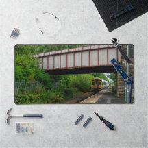 Colne Bound Train verlässt Burnley Barracks Railwa