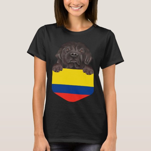 Colombia Flag Newfoundland Dog In Pocket T-Shirt (Vorderseite)