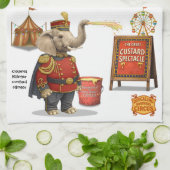 Colonel Klinger, custard slinger Geschirrtuch (Gefaltet)