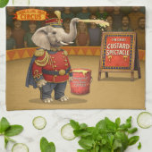 Colonel Klinger, custard slinger Geschirrtuch (Gefaltet)