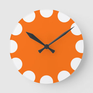 Color Crescent - White with Orange Runde Wanduhr