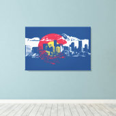 Colorado-Flagge mit Denver Skyline und Rockies Leinwanddruck (Insitu (Holzboden))