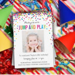Colorful Confetti 5. Geburtstag Foto Jump Play Einladung<br><div class="desc">Eine niedliche,  farbenfrohe Idee für die fünfte Geburtstagsfeier! Mit den Foto- und Party-Details Ihres Kindes,  mit "springen und spielen" in Konfetti und lustigen Regenbogenkonfetti-Kreisen,  die von oben aus diesen maßgeschneiderten gedruckten Einladungen springen.</div>