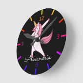 Colorful Dabbing Unicorn Runde Wanduhr (Winkel)