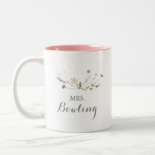 Colorful Dainty Wild Blume Mrs. Newlywed Bride Zweifarbige Tasse (Links)