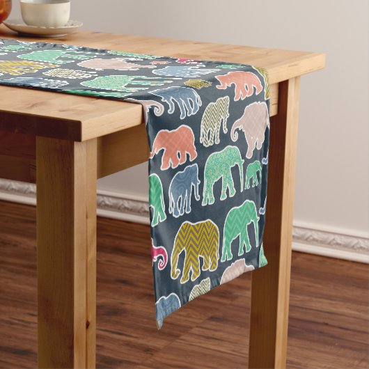 Colorful Elephants, Pattern Of Elephants, Zigzag Mittelgroßer Tischläufer (Beispiel)