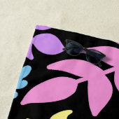 Colorful foliage in black background strandtuch (Beispiel)