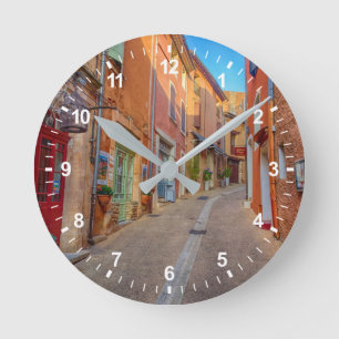 Colorful French Hillside Town Runde Wanduhr