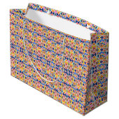 Colorful geometric-patterned gift bag with white  große geschenktüte (Rückseite Schrägansicht)