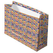 Colorful geometric-patterned gift bag with white  große geschenktüte (Vorderseite Schrägansicht)