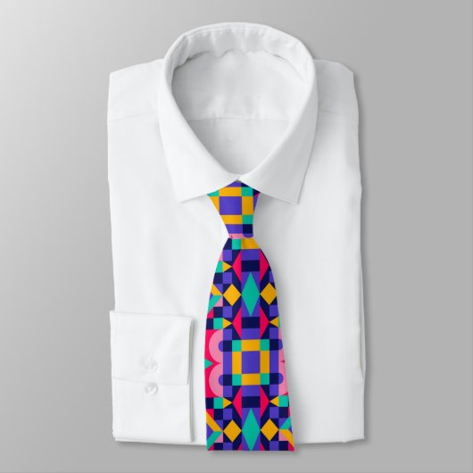Colorful geometric-patterned tie displayed krawatte (Gebunden)