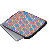 Colorful laptop sleeve with a vibrant geometric  (Vorne Knopf)