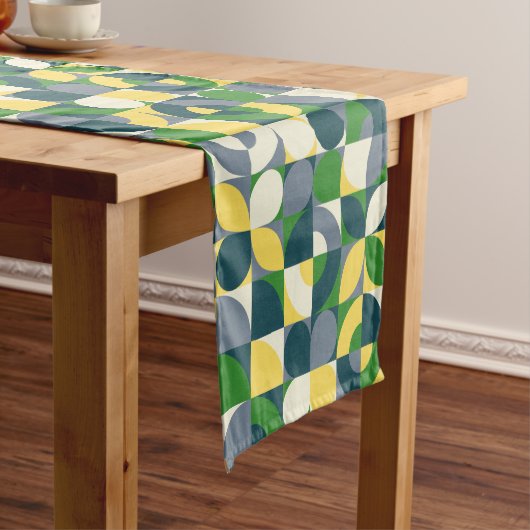 Colorful Modern Bauhaus Abstract Geometric Pattern Kurzer Tischläufer (Beispiel)