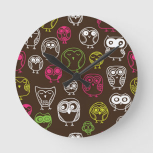 Colorful owl doodle background pattern runde wanduhr