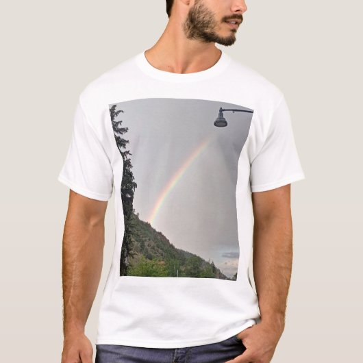 Colorful Rainbow Over Suburban Street Lamp T-Shirt (Vorderseite)