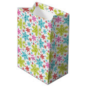 Colorful Retro Snowflakes Christmas Mittlere Geschenktüte (Rückseite Schrägansicht)