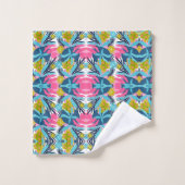 Colorful towel set with vibrant geometric pattern  (Waschlappen)