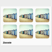 Colourful Beach Huts In the Sun Quadratischer Aufkleber (Blatt)