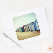 Colourful Beach Huts In the Sun Quadratischer Aufkleber (Umschlag)