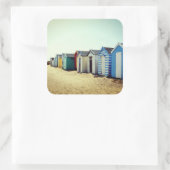 Colourful Beach Huts In the Sun Quadratischer Aufkleber (Tasche)