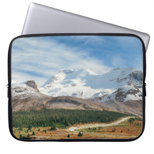 Columbia Icefield-Panorama mit schneebedeckter Ber Laptopschutzhülle