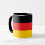 Combo-Tasse der deutschen Flagge Tasse<br><div class="desc">Feiern Sie den deutschen Stolz mit dieser kräftigen Keramik-Tasse mit den fett schwarzen, roten und goldenen Farbtönen der deutschen Fahne. Diese Tasse unterstreicht das ikonische Tricolor-Design und verkörpert das reiche Kulturerbe, die Kultur und den Geist Deutschlands. Ideal, um morgens Kaffee, Nachmittagstee oder ein beliebtes warmes oder kaltes Getränk zu genießen,...</div>