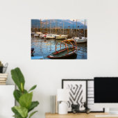 Comer See, Traditionelles Seegelboot in der Marina Poster (Heimbüro)