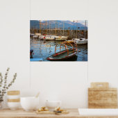 Comer See, Traditionelles Seegelboot in der Marina Poster (Küche)