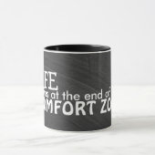 Comfort Zone-Zitat auf der Tafel Tasse (Zentrum)