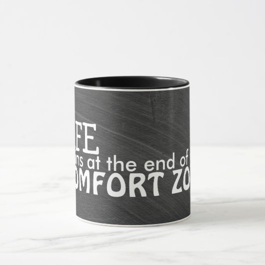 Comfort Zone-Zitat auf der Tafel Tasse (Zentrum)
