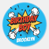 Comic Art Birthday Boy Typografie Runder Aufkleber (Vorderseite)