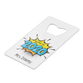 COMIC BOOK Moderne Typografie Retroklasse 2020 Geldbeutel Flaschenöffner (Vorderseite Schrägansicht)