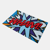 Comic Book WHAM Trendy Fun Moderne Typografie Fußmatte (Schrägansicht)