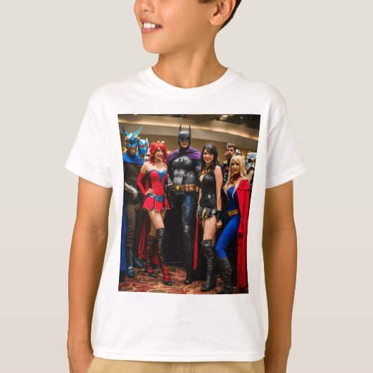 "Comic Con Group Foto Cotton T - Shirt" T-Shirt (Vorderseite)