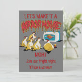 Comic Hähnchen Horror Film Halloween Spaß Einladung (Stehend Vorderseite)