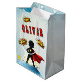 Comic Style Superhero Boy's Name Birthday Party Mittlere Geschenktüte (Rückseite Schrägansicht)