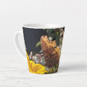 Comma Butterfly auf einer Rudbeckia Blume Latte Ta Milchtasse (Linke Ecke)