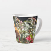 Comma Butterfly auf einer Rudbeckia Blume Latte Ta Milchtasse (Rechte Ecke)