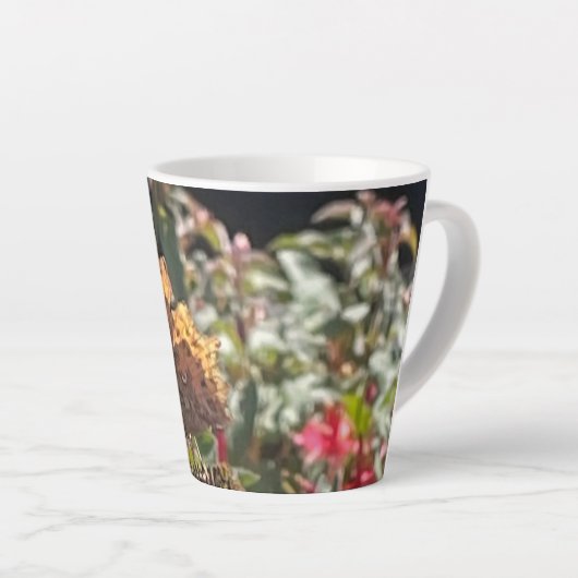 Comma Butterfly auf einer Rudbeckia Blume Latte Ta Milchtasse (Rechte Ecke)