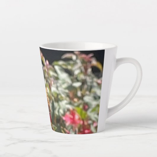 Comma Butterfly auf einer Rudbeckia Blume Latte Ta Milchtasse (Rechts)