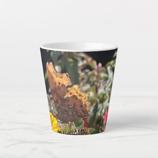 Comma Butterfly auf einer Rudbeckia Blume Latte Ta Milchtasse (Vorderseite)