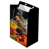 Comma Butterfly auf einer Rudbeckia-Blume Mittlere Geschenktüte (Vorderseite Schrägansicht)