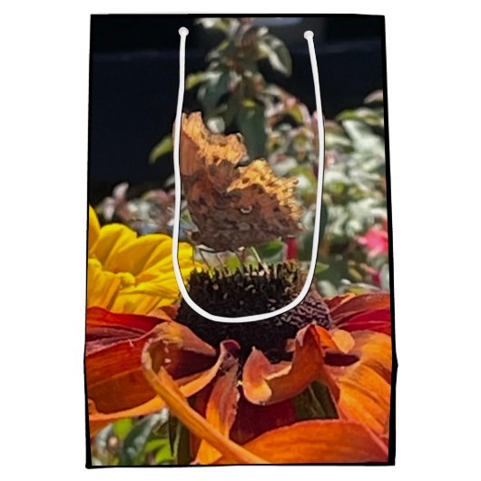 Comma Butterfly auf einer Rudbeckia-Blume Mittlere Geschenktüte (Rückseite)