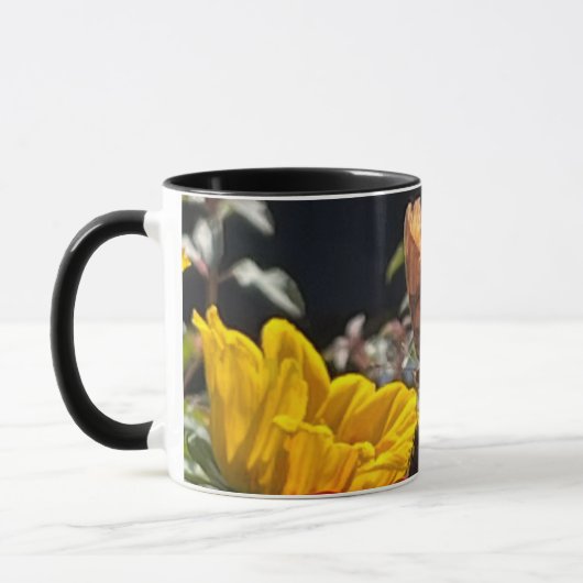 Comma Butterfly auf einer Rudbeckia-Blume Tasse (Links)