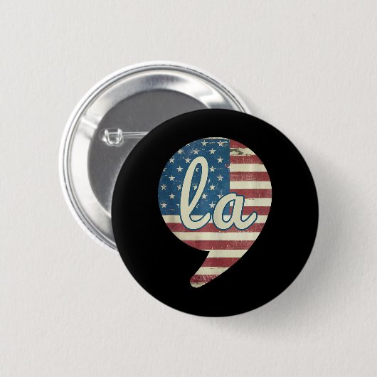Comma La Kamala Harris American Flag Comma + La Button (Vorne & Hinten)