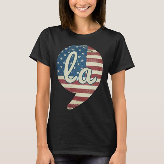Comma La Kamala Harris American Flag Comma + La T-Shirt (Vorderseite)
