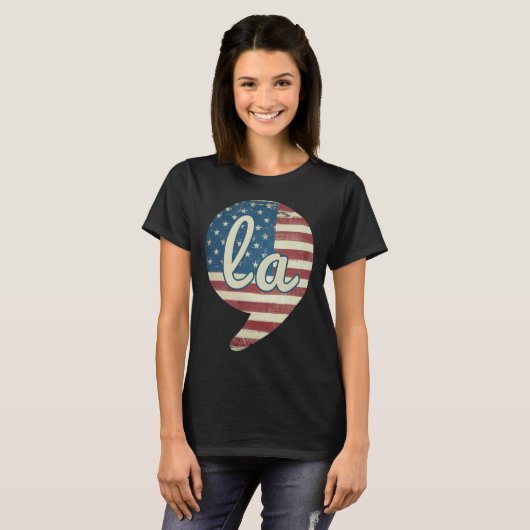 Comma La Kamala Harris American Flag Comma + La T-Shirt (Vorne ganz)