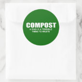Compost: Eine Rinde ist eine schreckliche Sache zu Runder Aufkleber (Tasche)