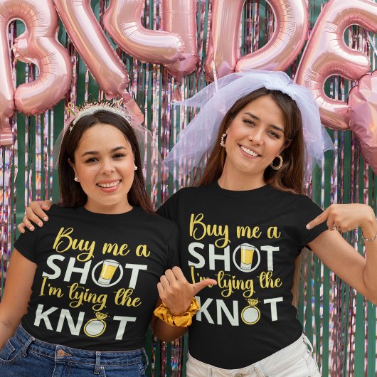 Comprame un Trago estoy atando al Novio Graciosa T-Shirt