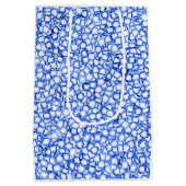 Computergenerierte blaue Blätter Mittlere Geschenktüte (Rückseite)